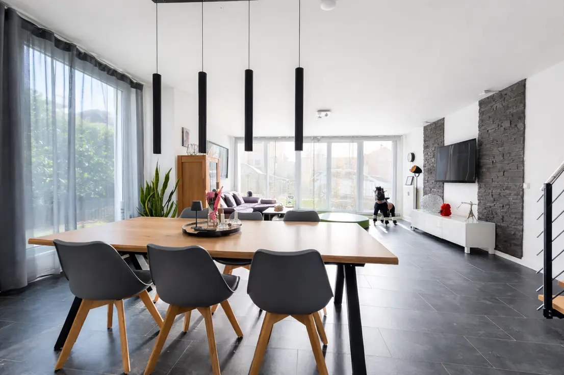 Ansicht eines Wohnzimmers in einer traumhafte Maisonettewohnung in Eilendorf die zum Verkauf steht.