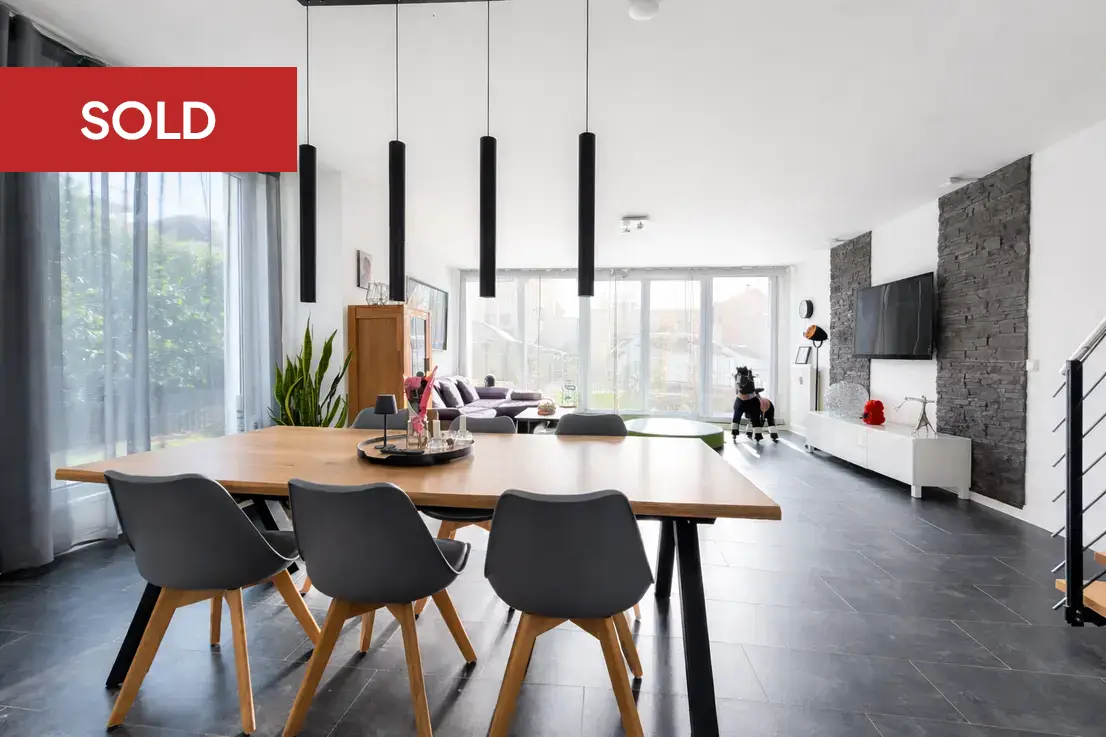 Traumhafte Maisonettewohnung in Eilendorf Ansicht eines Wohnzimmers in einer traumhafte Maisonettewohnung in Eilendorf die zum Verkauf steht.